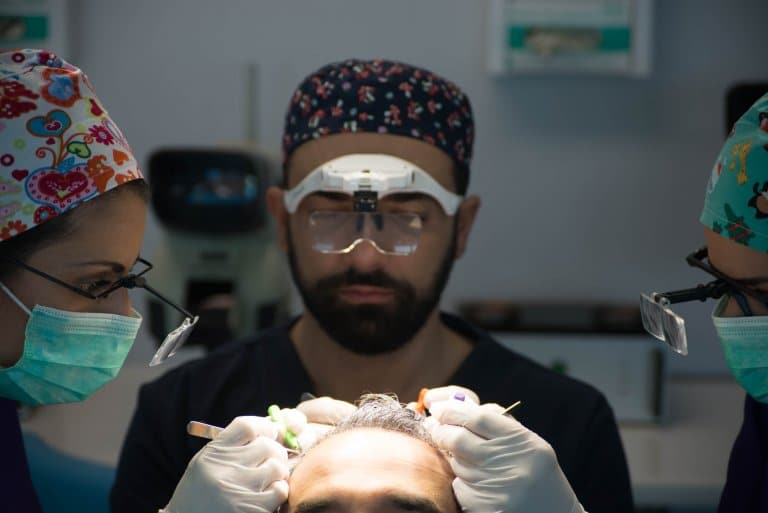 Τεχνική FUE: Ο Dr. Αναστασάκης μιλάει για τη δημοφιλή μέθοδο μεταμόσχευσης μαλλιών