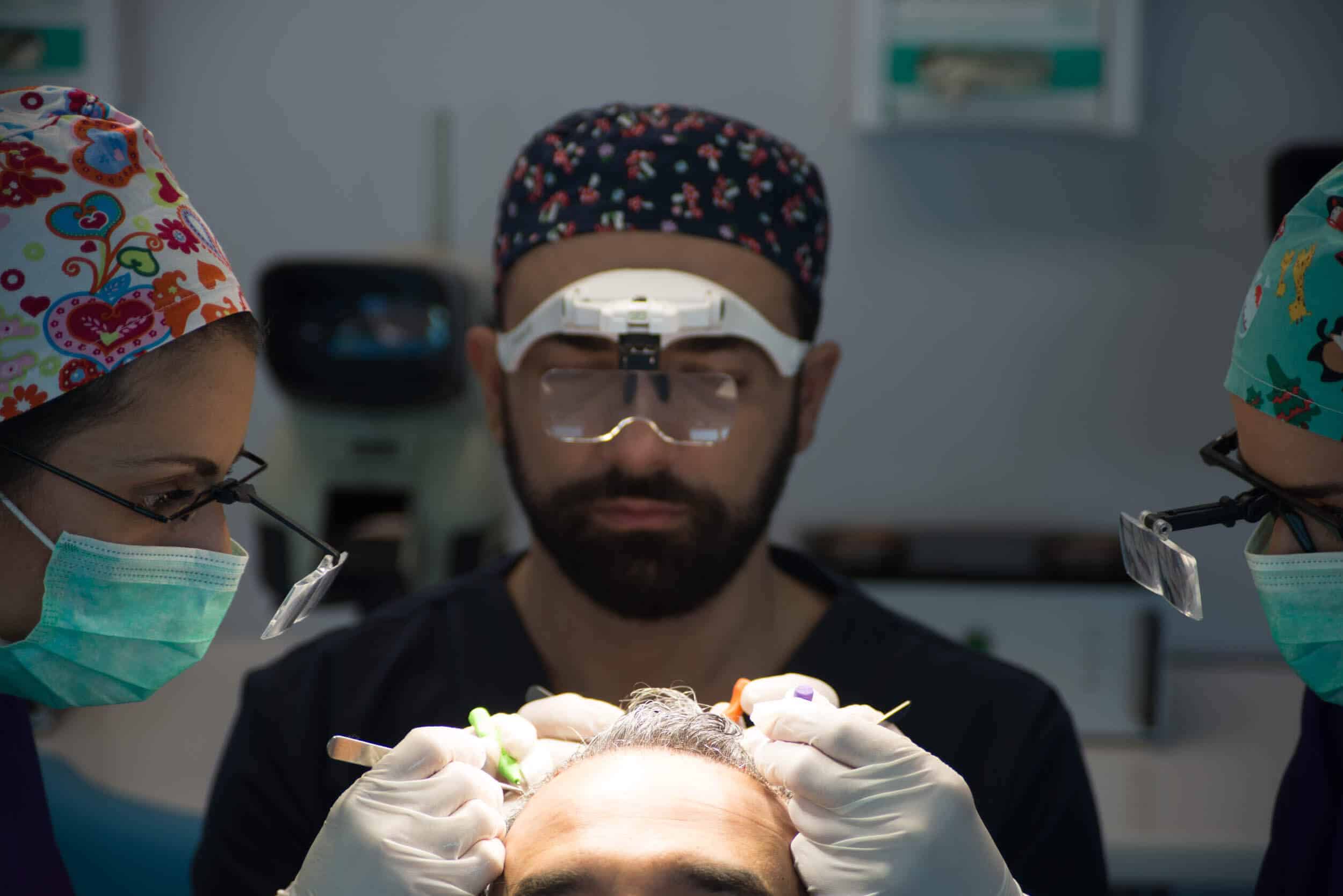 Τεχνική FUE: Ο Dr. Αναστασάκης μιλάει για τη δημοφιλή μέθοδο μεταμόσχευσης μαλλιών