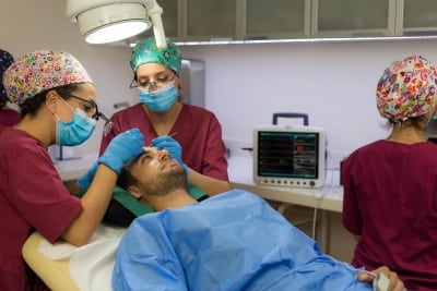 Μεταμόσχευση μαλλιών το καλοκαίρι