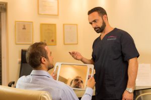 Μυστικά για την επιτυχία στη εμφύτευση μαλλιών στο hairline